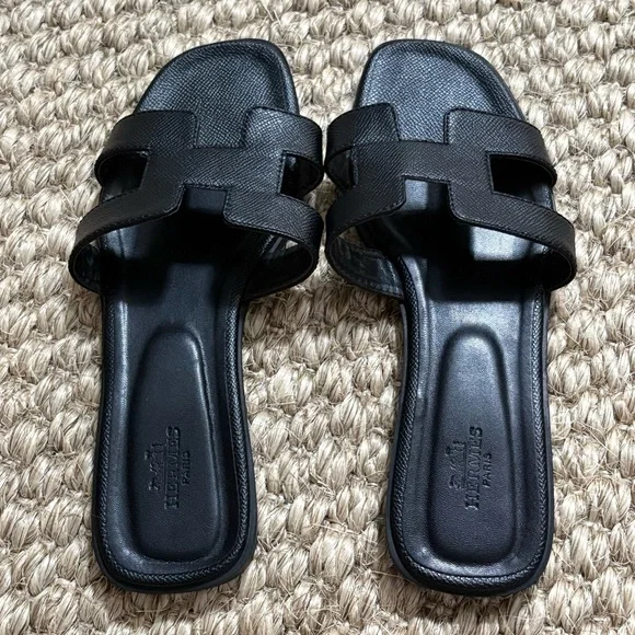 Hermès Black Oran Sandals size 39 US 9
Made in Italy slip on H design - Picture 2 of 8